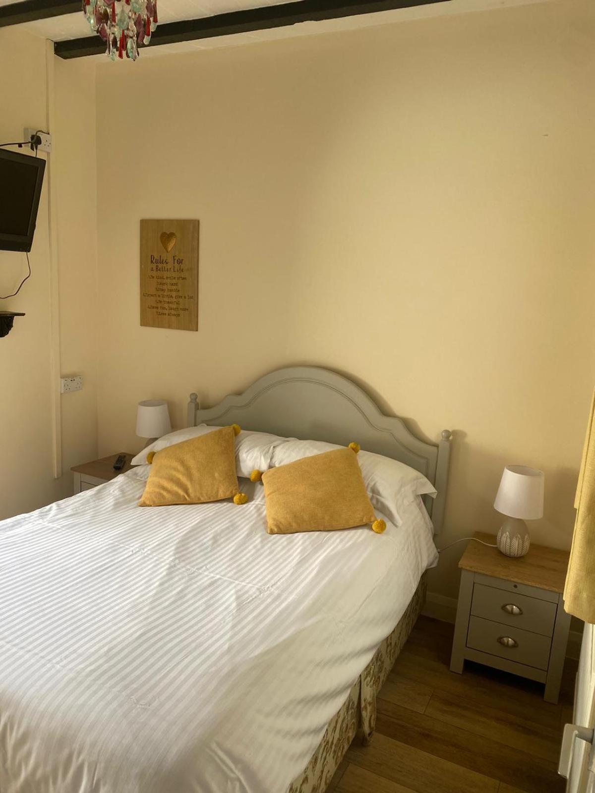 The Wheatsheaf Bramley Surrey Hotel Екстериор снимка